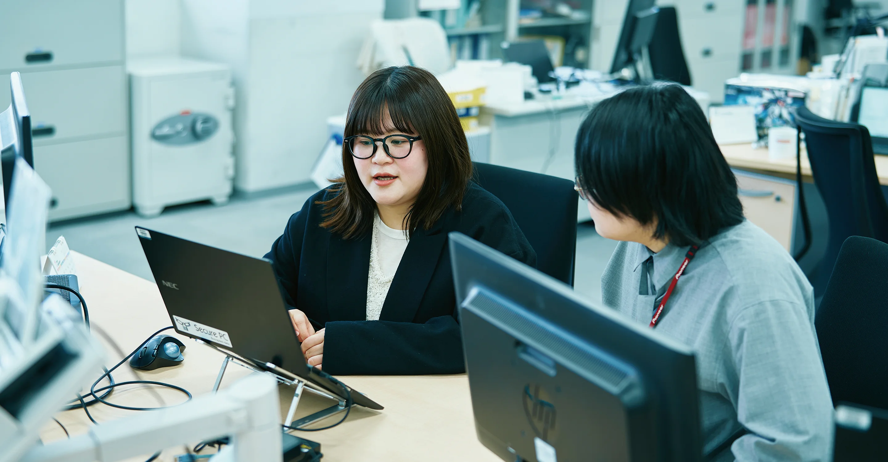 オフィスで打ち合わせをする様子