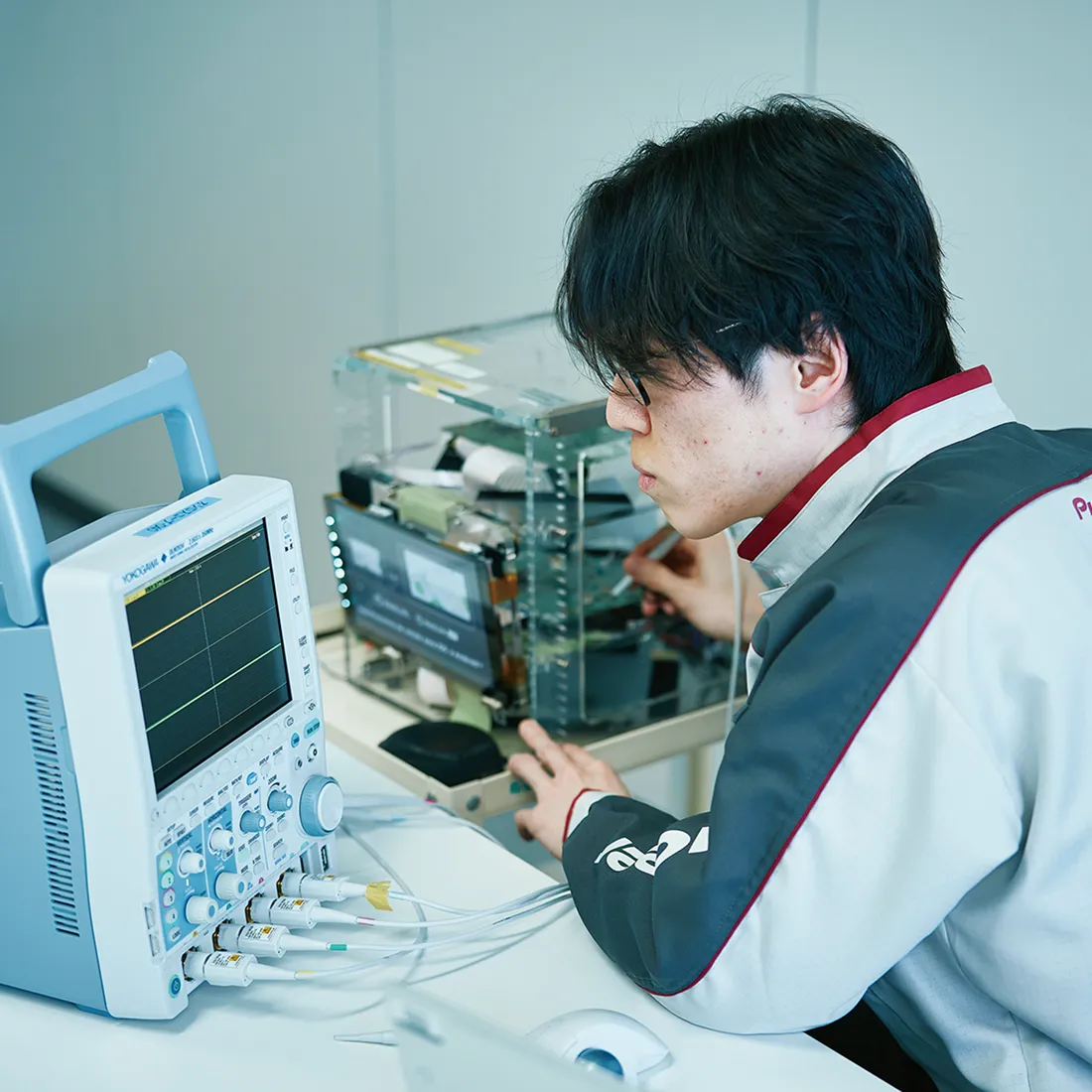 開発機材を操作する様子