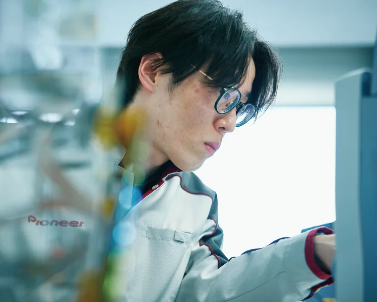 電子基板のチェックを行う開発者の手元